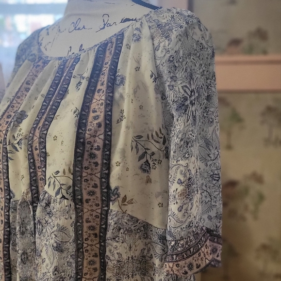 ladies blouse - Picture 2 of 5